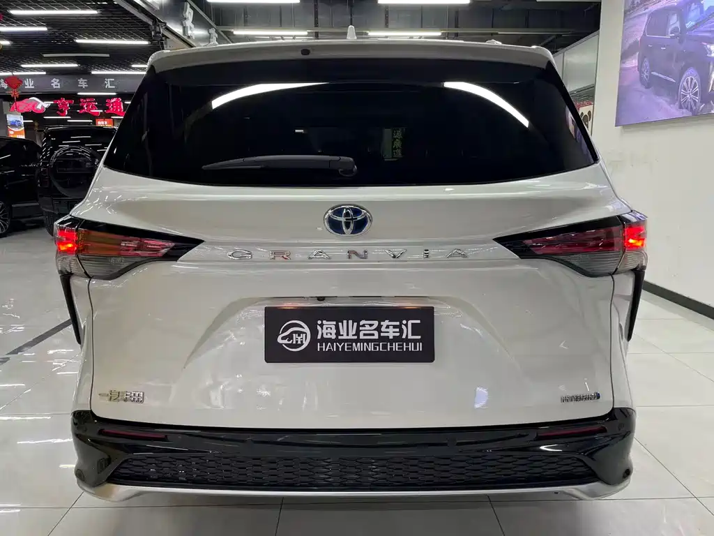 Granvia 2.5 L Hybrid Distinguished PLUS