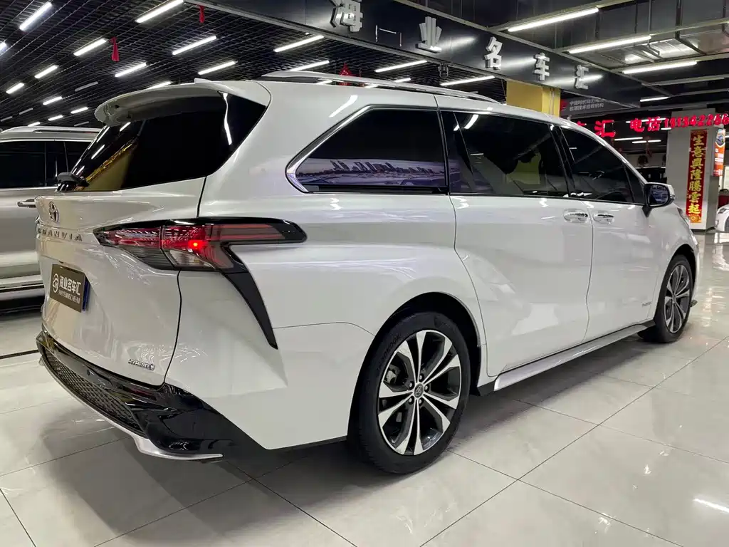 Granvia 2.5 L Hybrid Distinguished PLUS