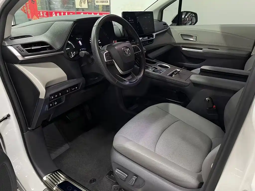 Granvia 2.5 L Hybrid Distinguished PLUS