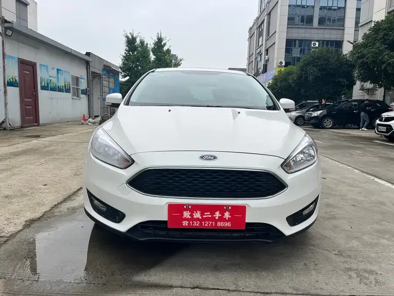 Ford Focus Hatchback EcoBoost 125 Auto Super Style Smart Travel