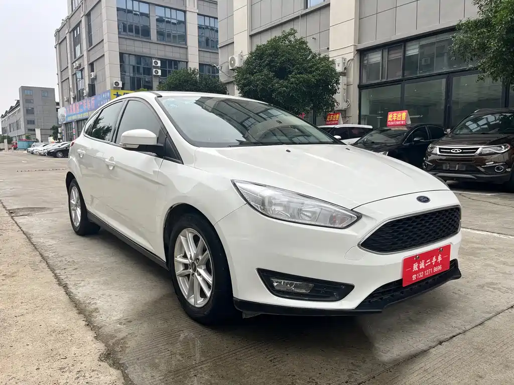 Focus Hatchback EcoBoost 125 Auto Super Style Smart Travel