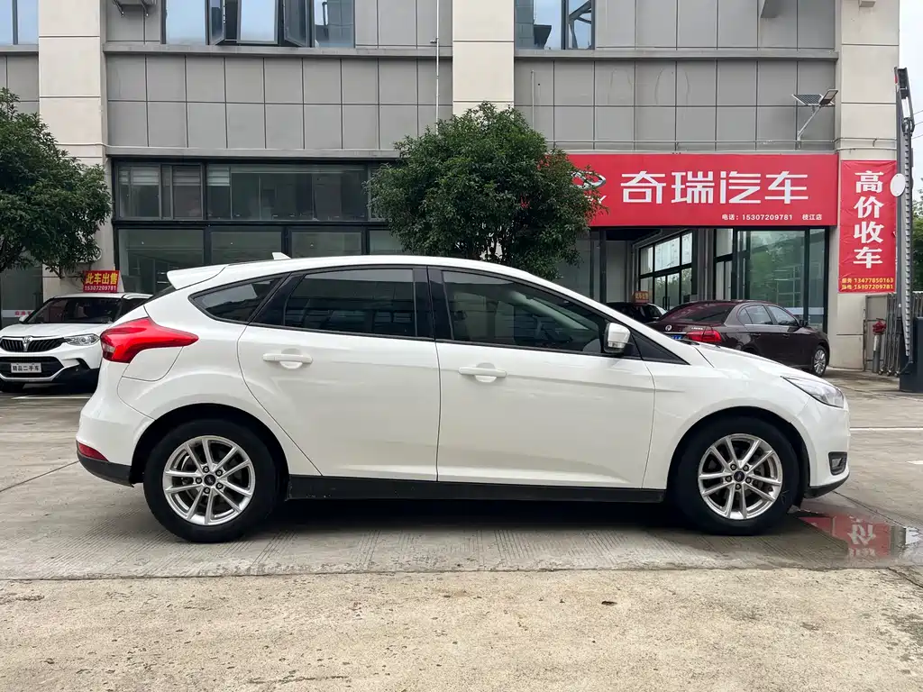 Focus Hatchback EcoBoost 125 Auto Super Style Smart Travel