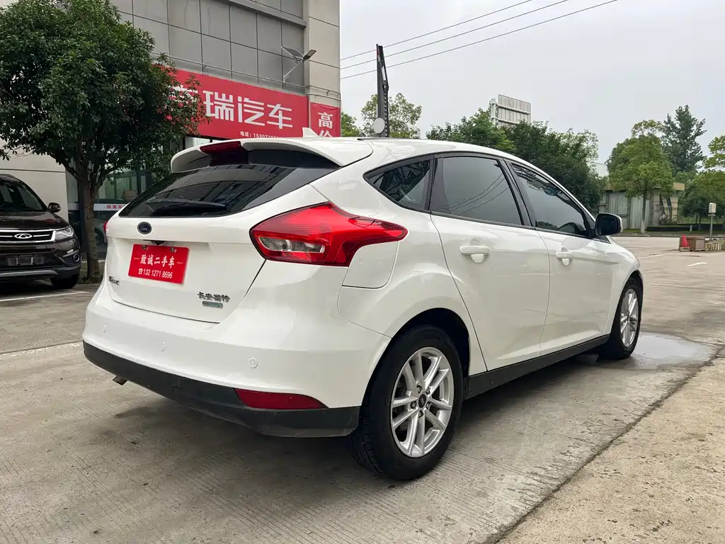 Focus Hatchback EcoBoost 125 Auto Super Style Smart Travel