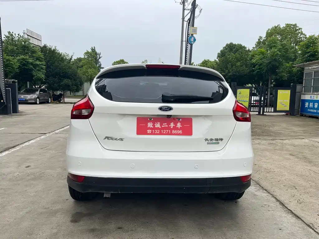 Focus Hatchback EcoBoost 125 Auto Super Style Smart Travel