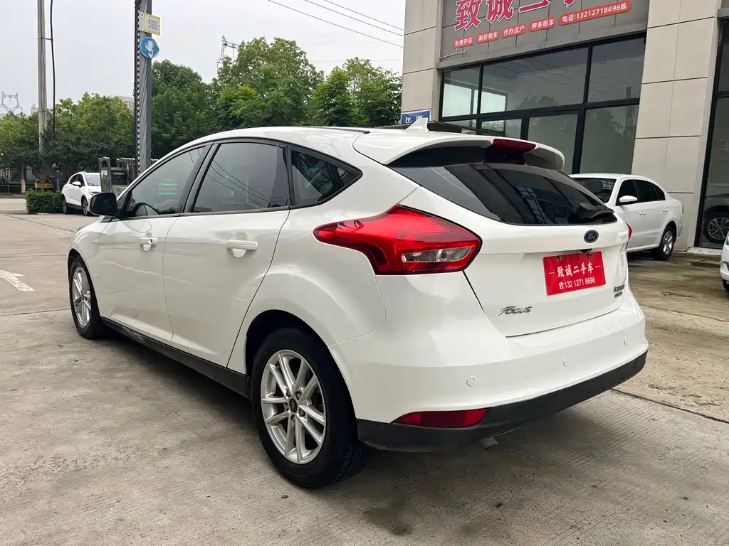 Focus Hatchback EcoBoost 125 Auto Super Style Smart Travel