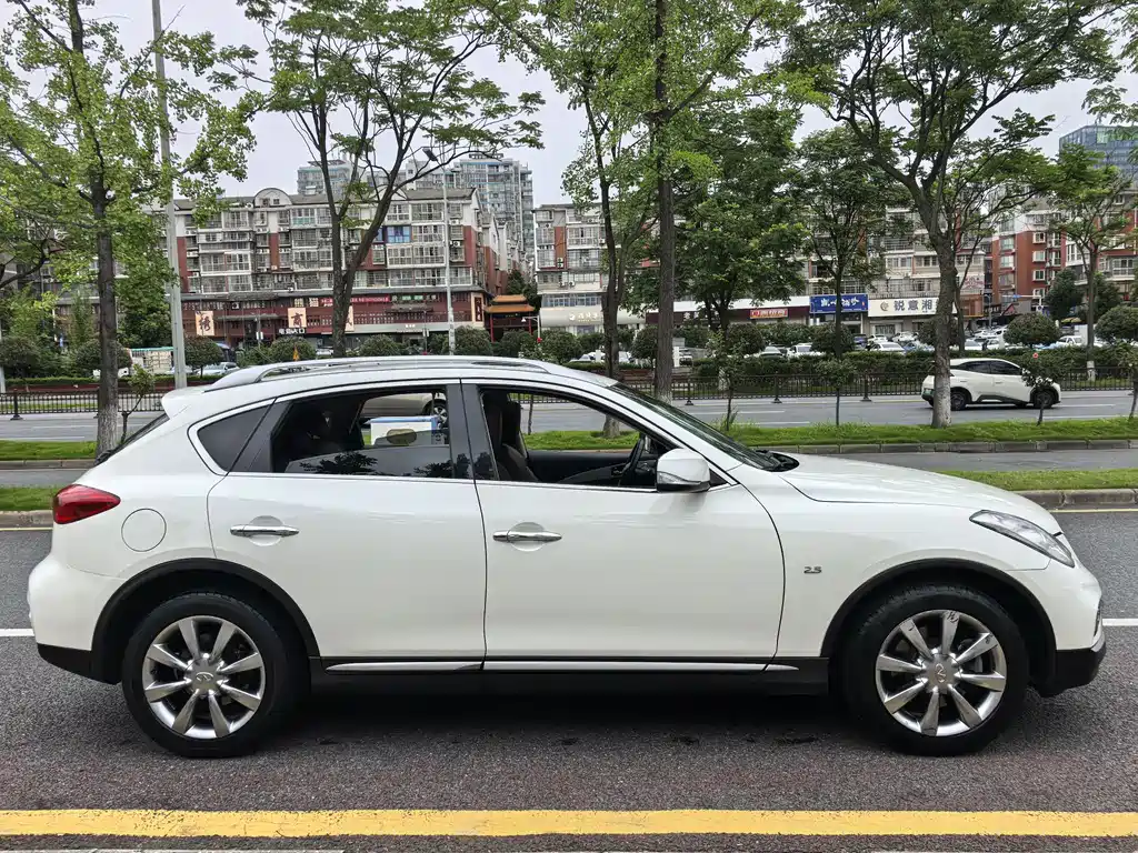 Infiniti QX50 2.5 L Joy