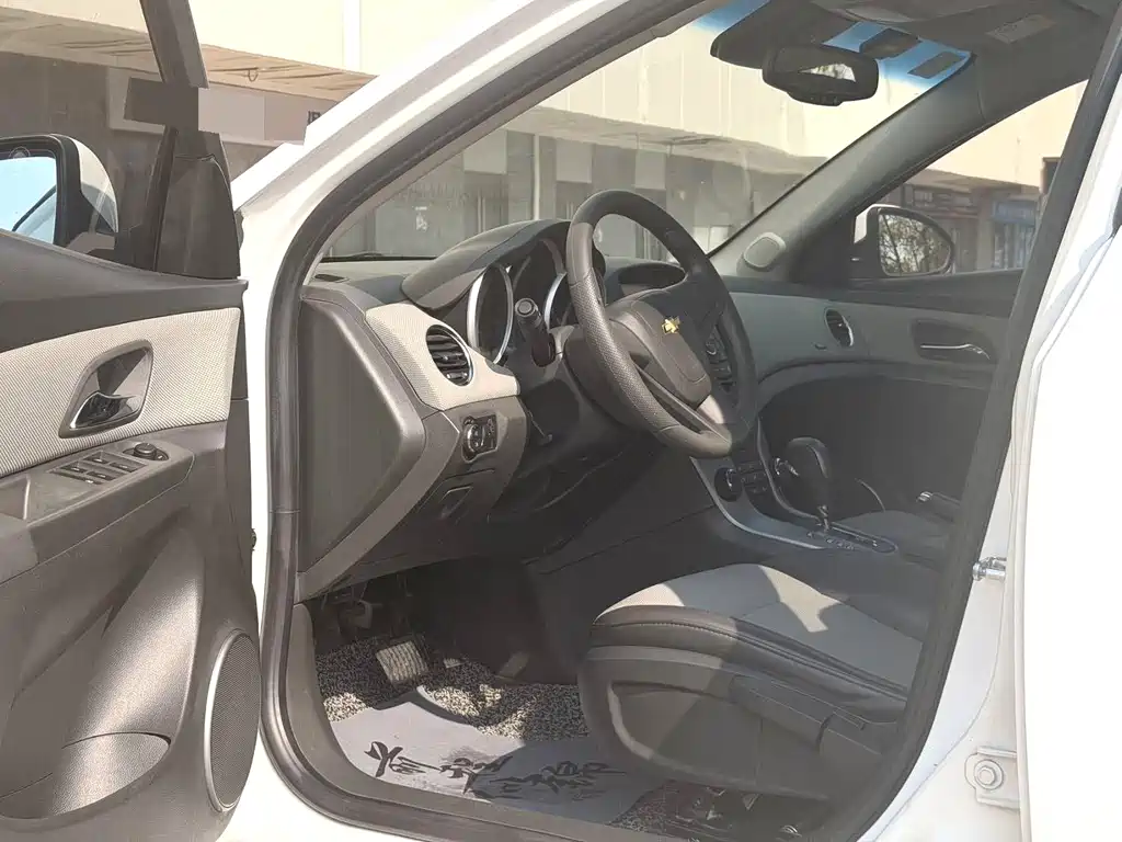 Cruze 1.8 L SE AT