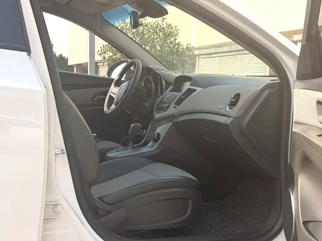 Cruze 1.8 L SE AT