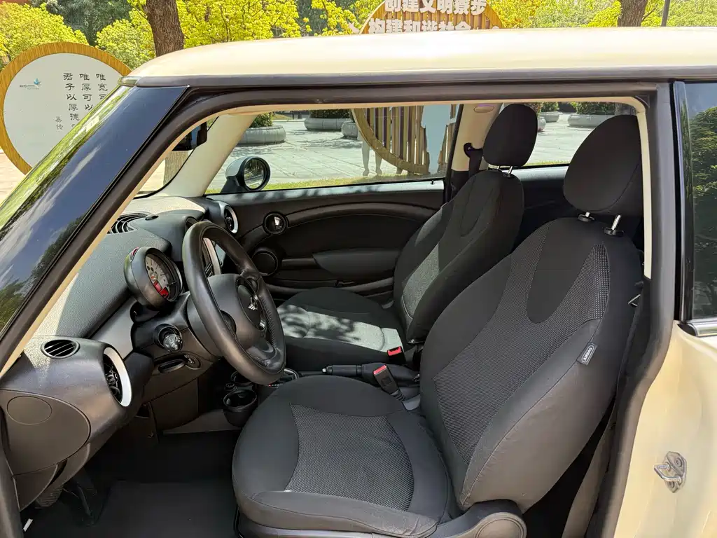 MINI 1.6 L ONE Limited 1 st Edition