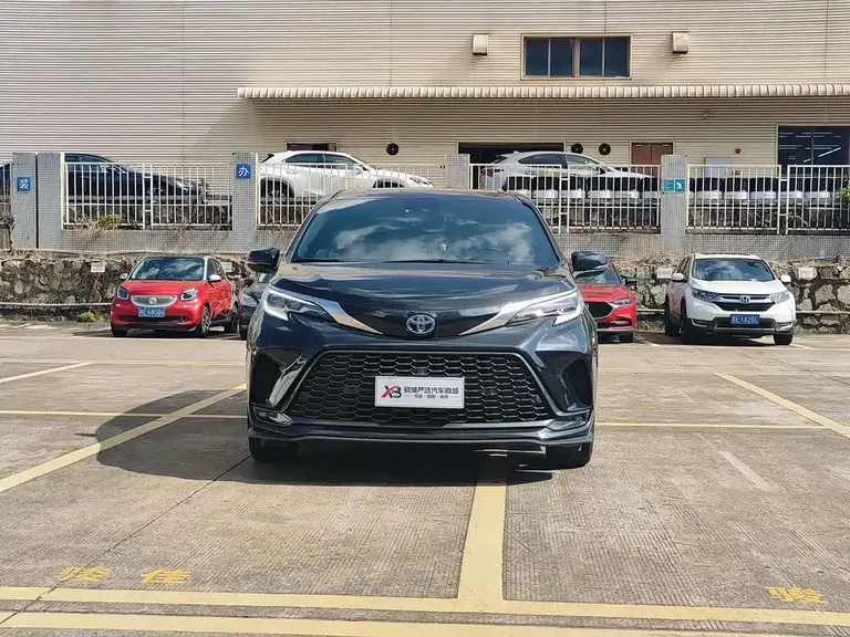 Toyota Granvia 2.5 L Hybrid Flagship VIP