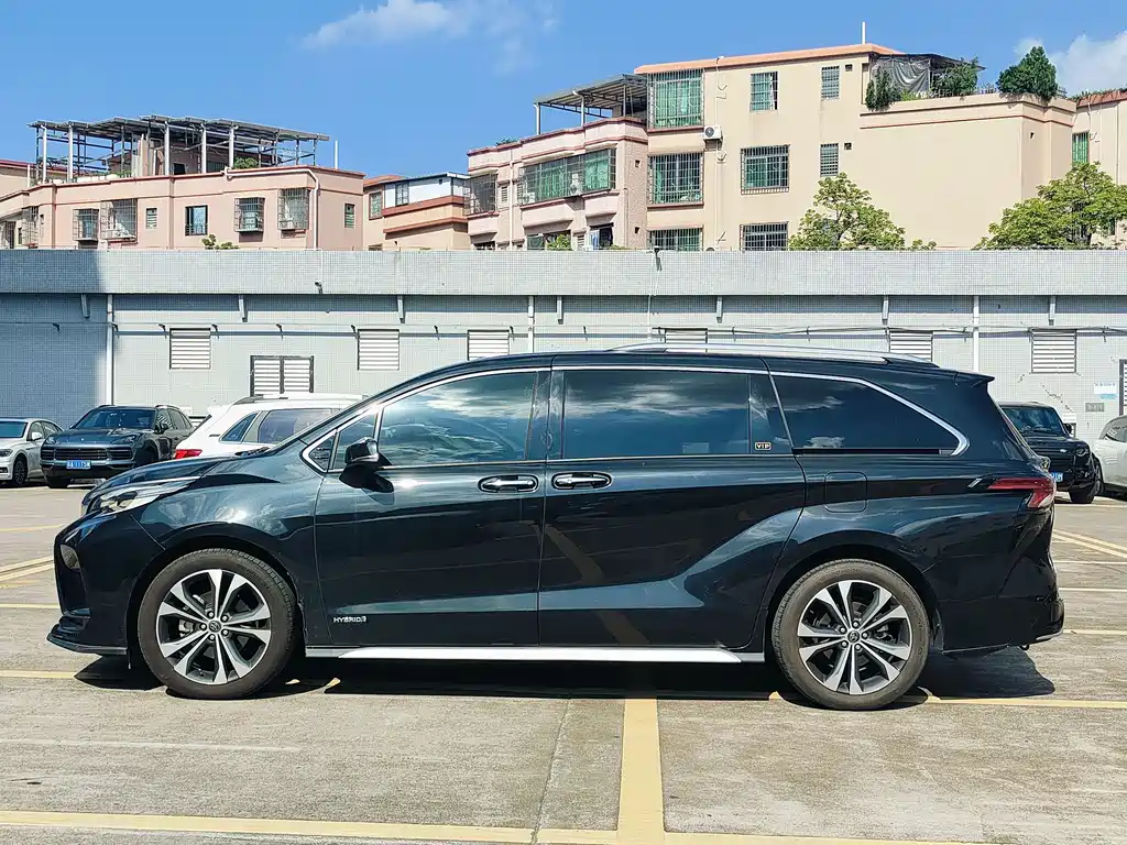 Granvia 2.5 L Hybrid Flagship VIP