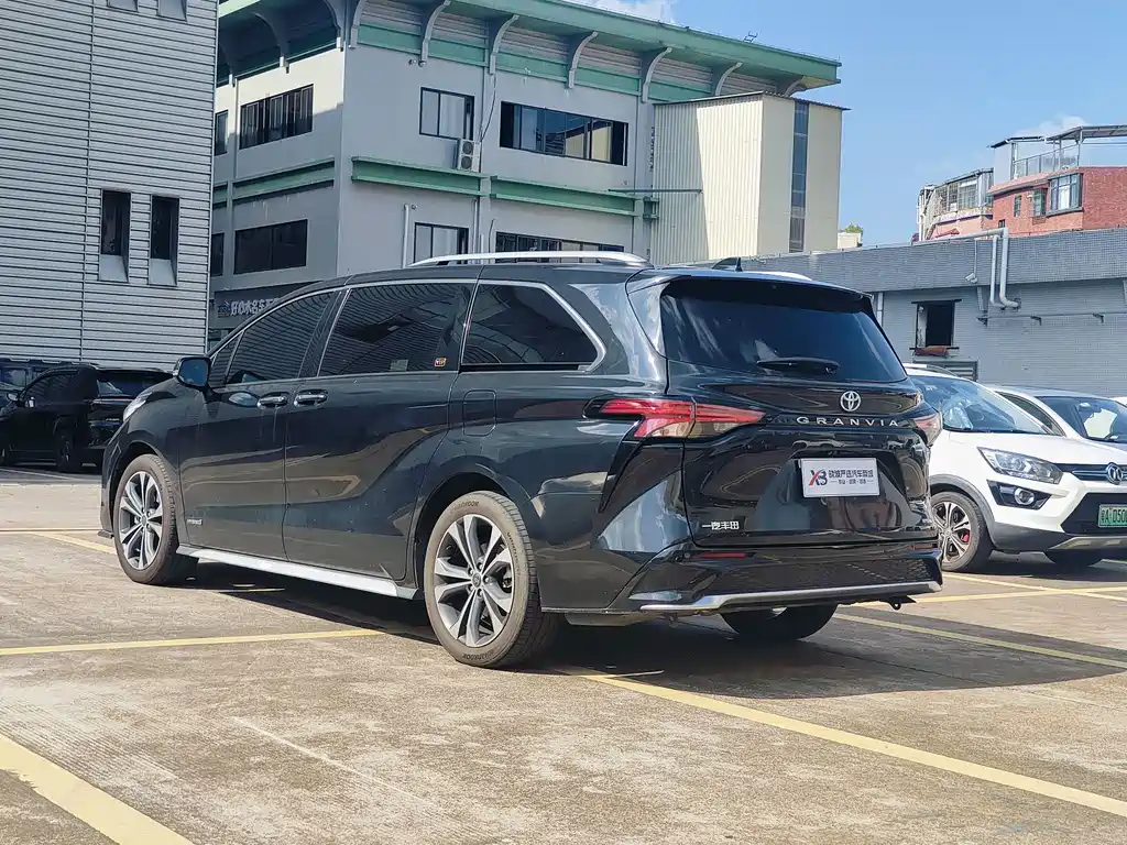 Granvia 2.5 L Hybrid Flagship VIP