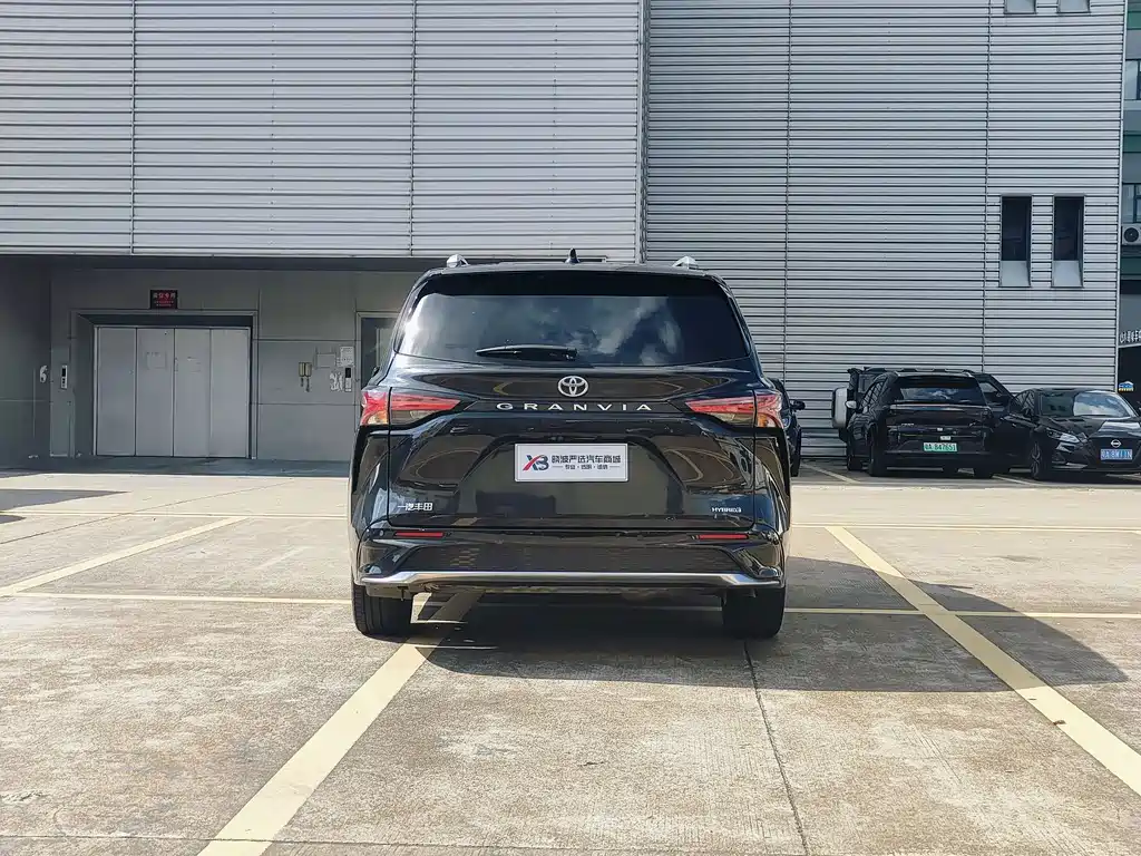Granvia 2.5 L Hybrid Flagship VIP