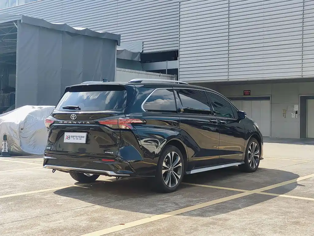 Granvia 2.5 L Hybrid Flagship VIP