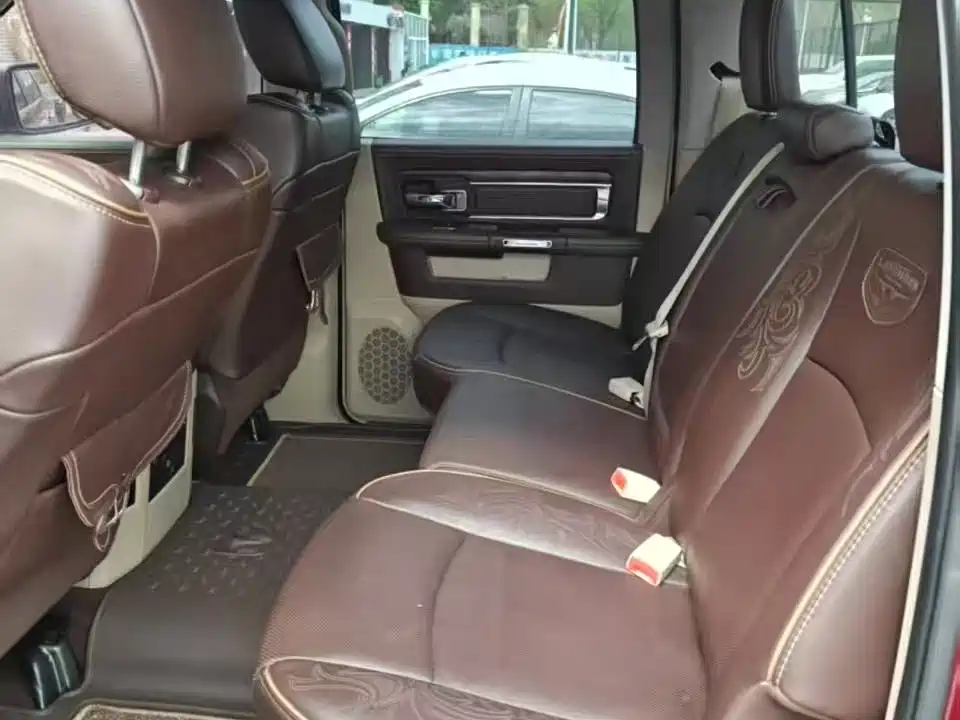 RAM Trucks 1500 5.7 L
