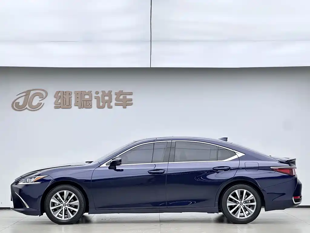 Lexus ES 200 Outstanding