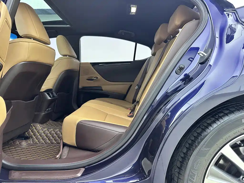 Lexus ES 200 Outstanding