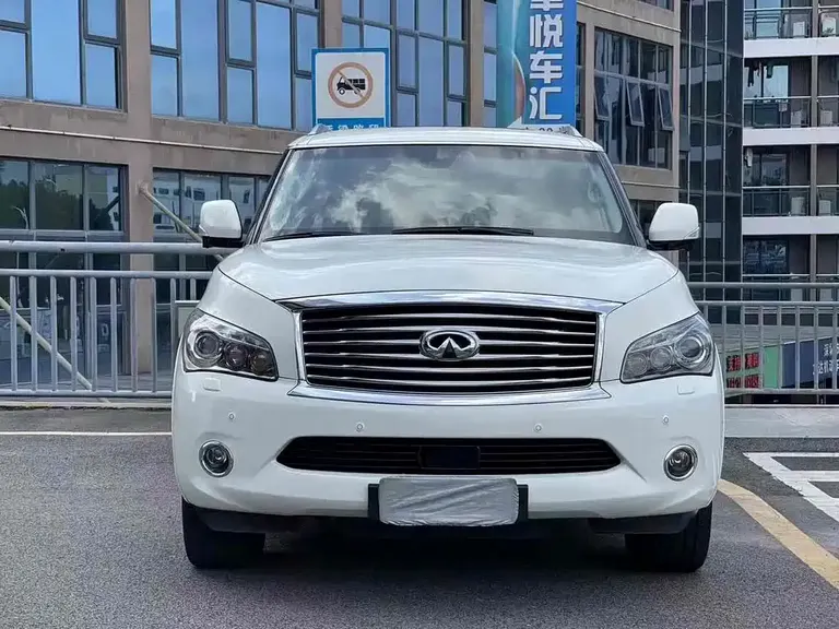 Infiniti QX80 5.6 L 4 WD