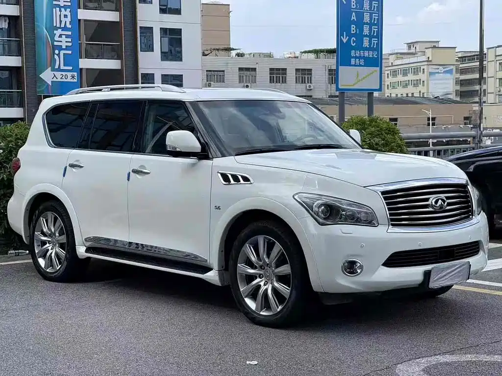 Infiniti QX80 5.6 L 4 WD