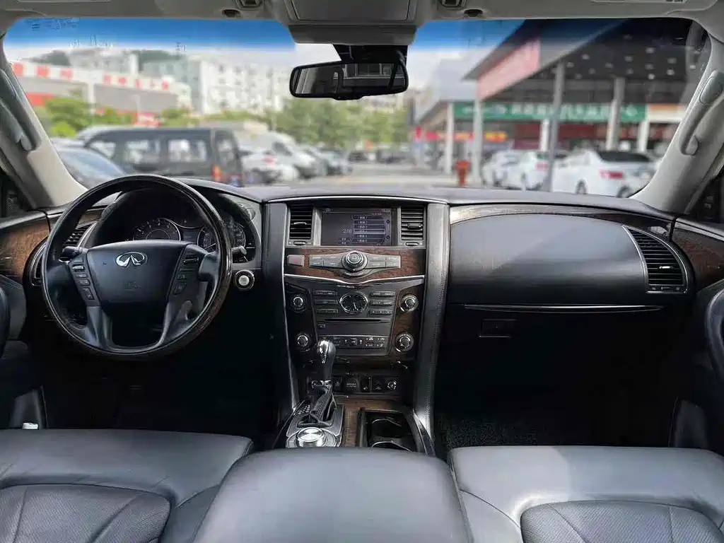Infiniti QX80 5.6 L 4 WD