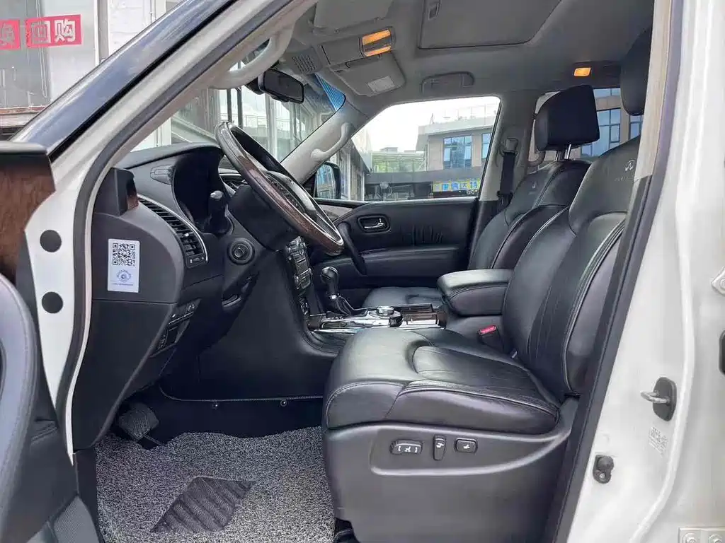 Infiniti QX80 5.6 L 4 WD
