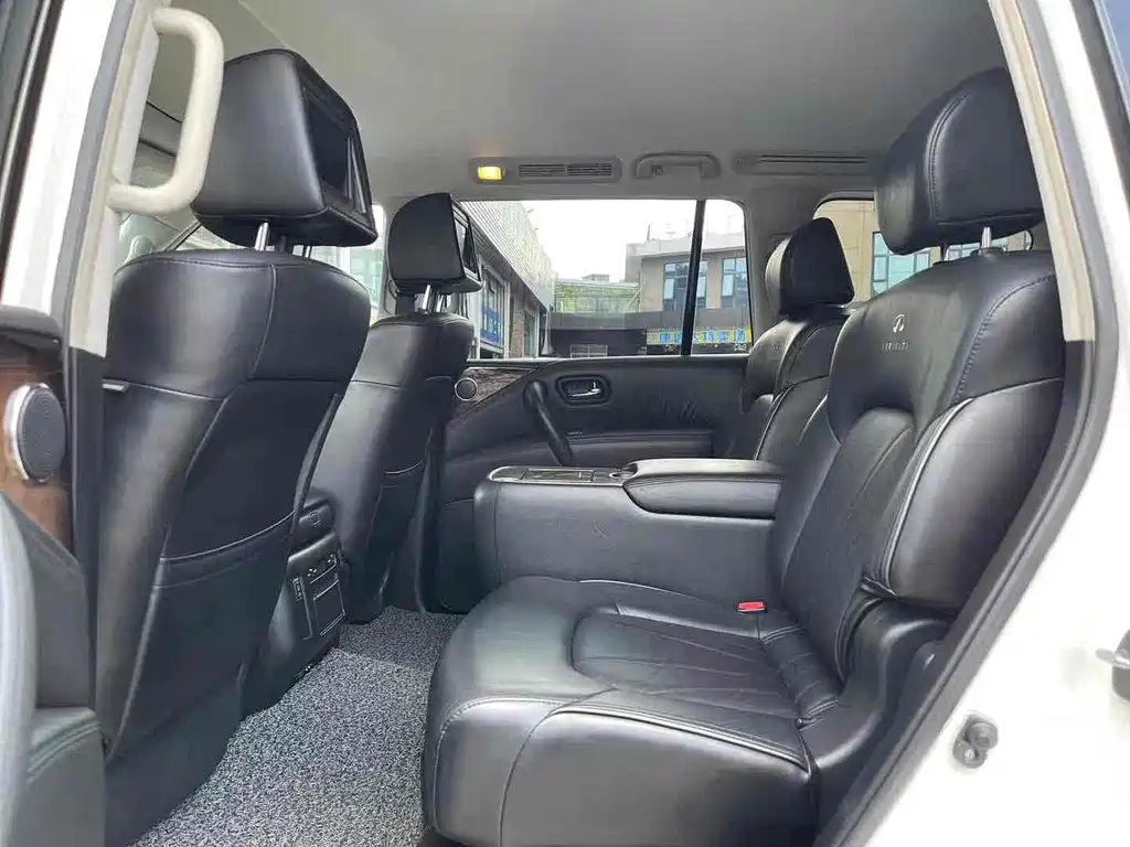 Infiniti QX80 5.6 L 4 WD