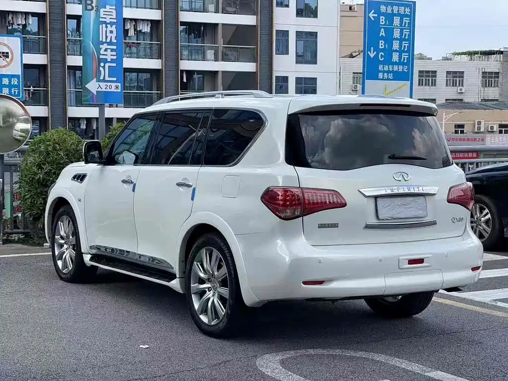 Infiniti QX80 5.6 L 4 WD