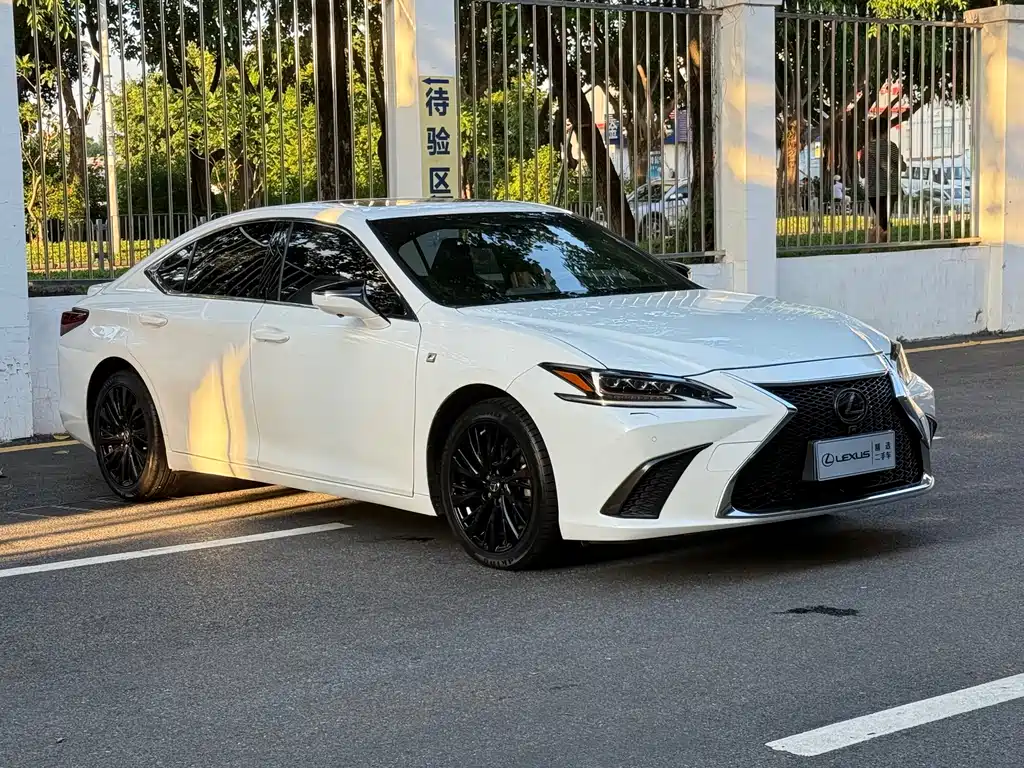 Lexus ES 260 F SPORT CN-V
