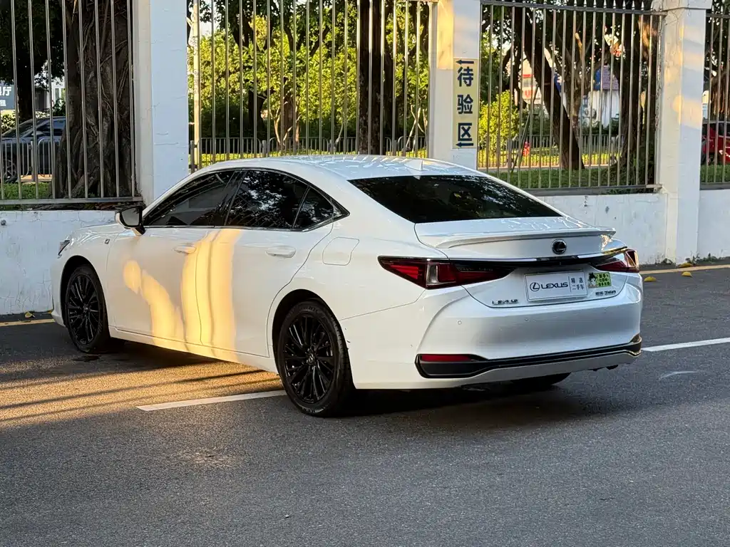 Lexus ES 260 F SPORT CN-V