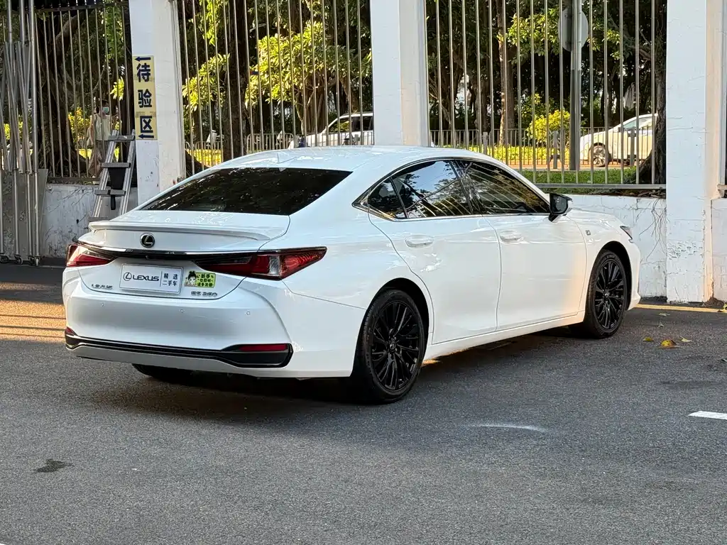 Lexus ES 260 F SPORT CN-V