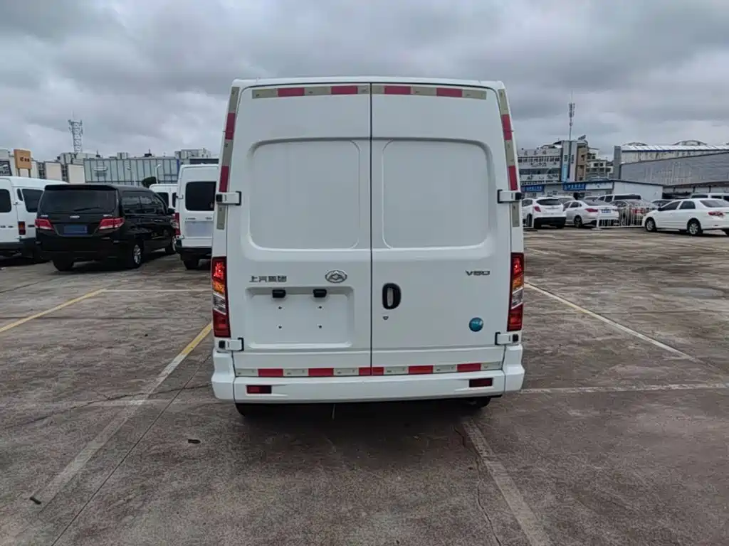 Xintu V80 新途V80 2023款 2.0 T 手动经典城配王长轴中顶3座