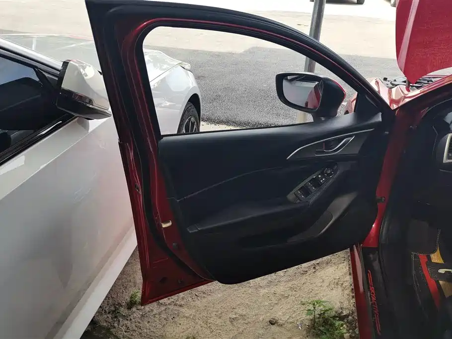 Mazda 3 Axela Sedan 1.5 L Auto Luxury CN-V
