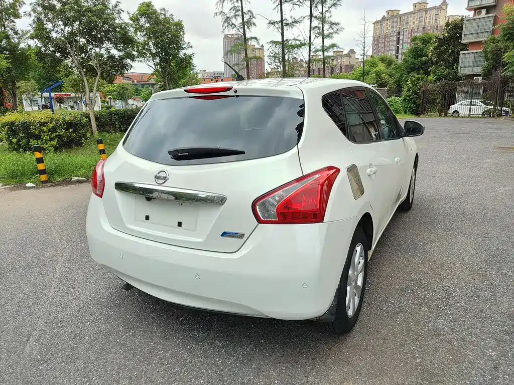 Tiida 1.6 L CVT Intelligent