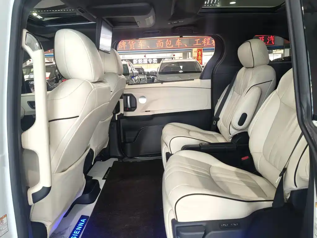Sienna 2.5 L Hybrid Platinum