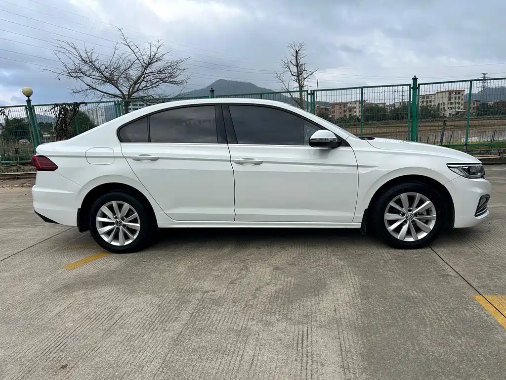 Bora 1.5 L Auto Elite Connected