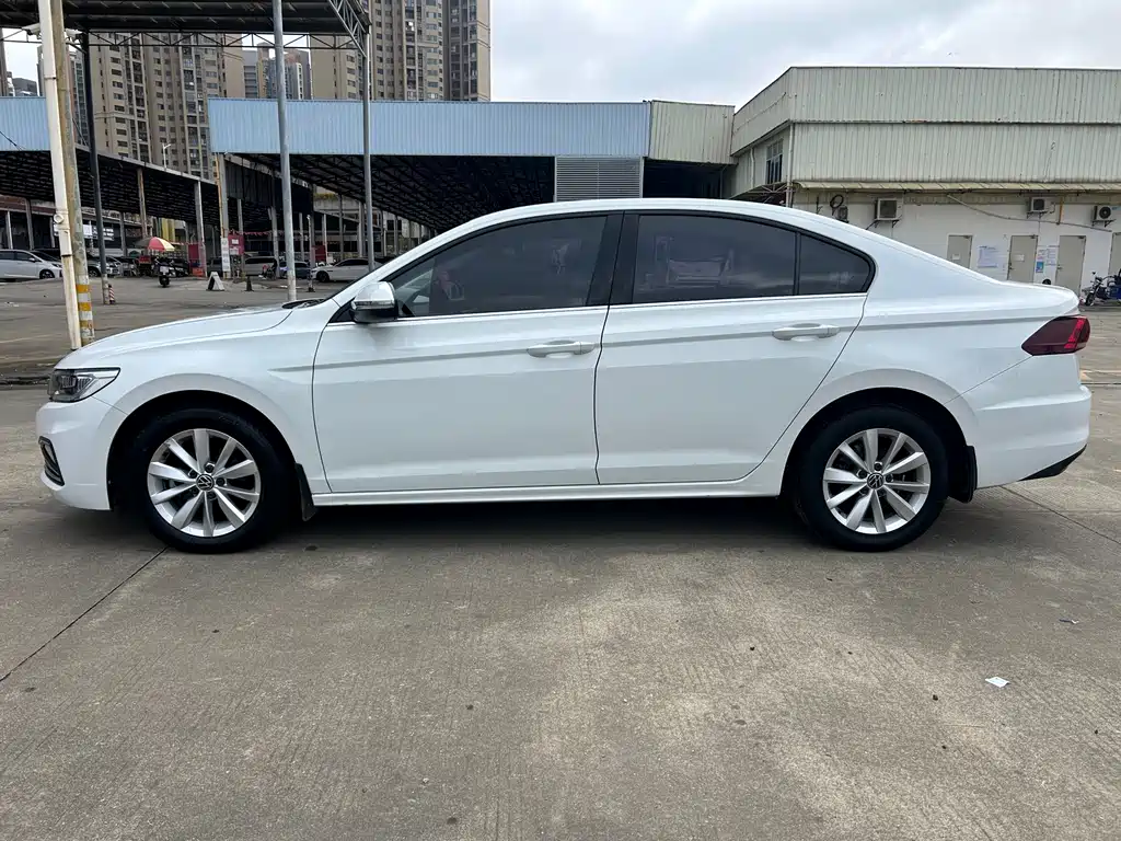 Bora 1.5 L Auto Elite Connected