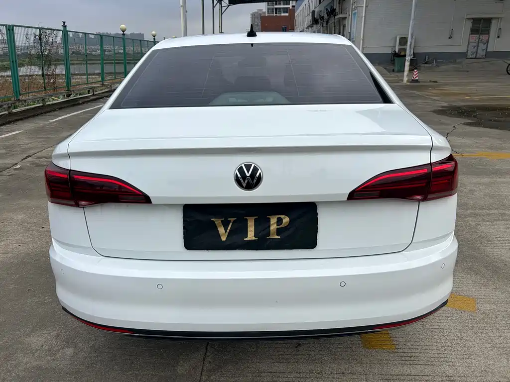 Bora 1.5 L Auto Elite Connected