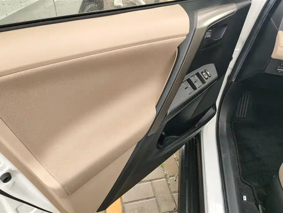 RAV4 2.0 L CVT 2 WD Urban