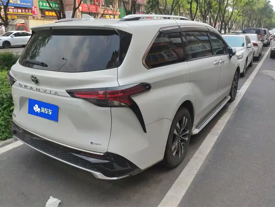 Granvia 2.5 L Hybrid Luxury