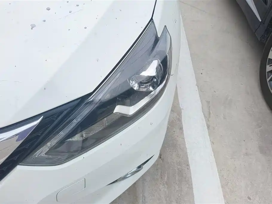 Sylphy 1.6 XV CVT Connected Premium CN-V