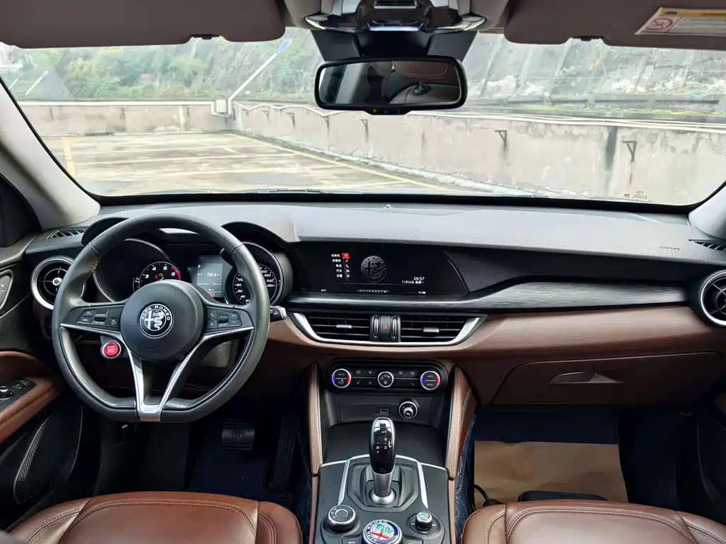 Stelvio 2.0 T 200 HP Luxury