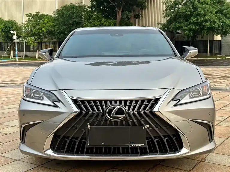 Lexus ES 200 Outstanding
