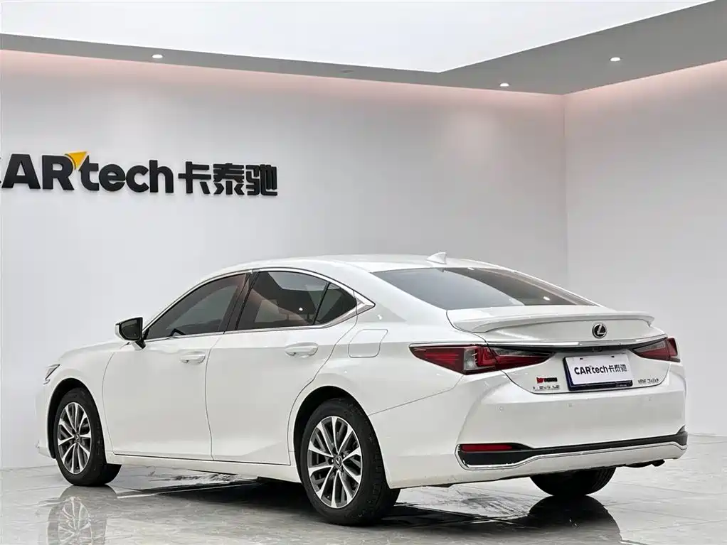 Lexus ES 200 Outstanding