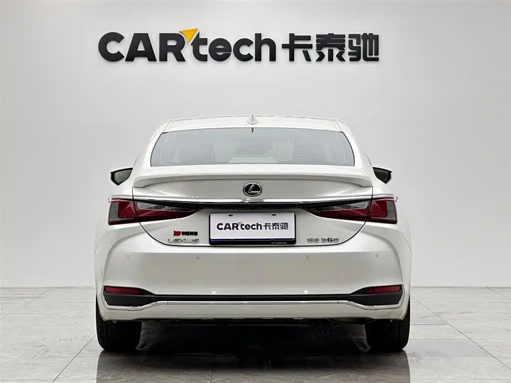 Lexus ES 200 Outstanding