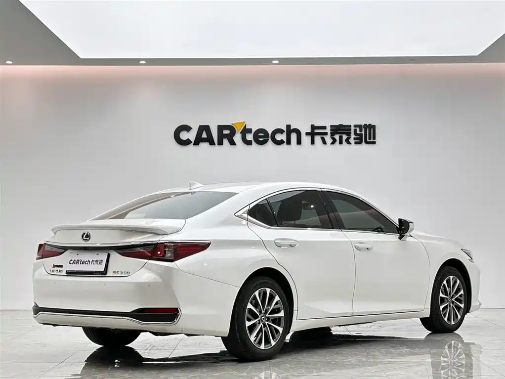 Lexus ES 200 Outstanding