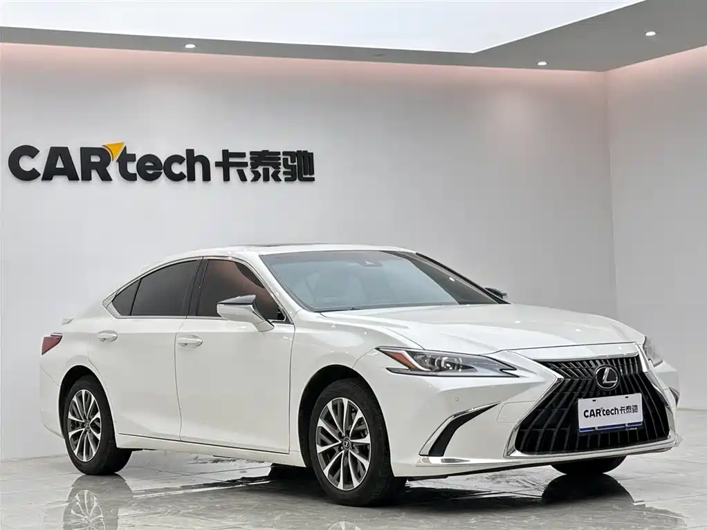 Lexus ES 200 Outstanding