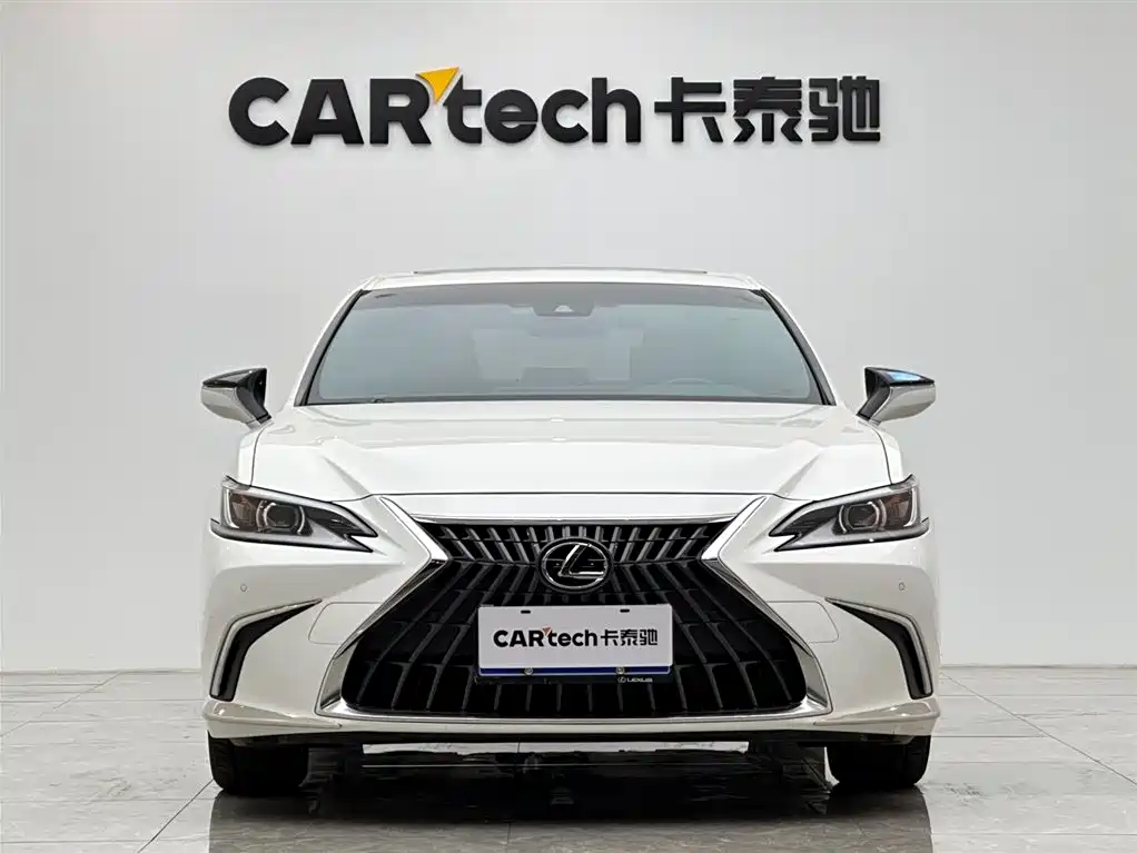 Lexus ES 200 Outstanding