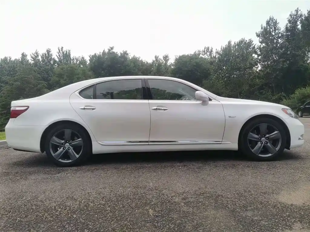 Lexus LS 460 L Distinguished