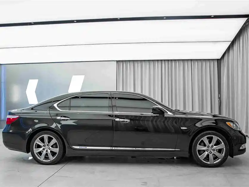 Lexus LS 600 hL Distinguished