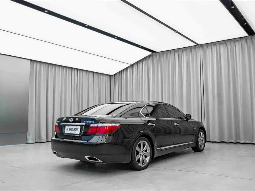 Lexus LS 600 hL Distinguished